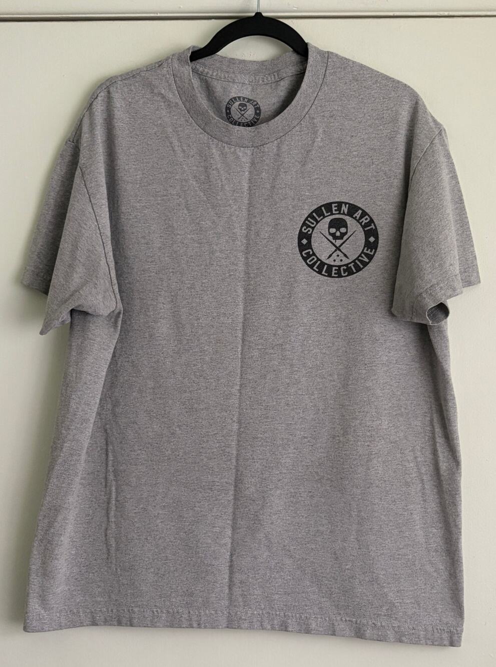 Sullen Art Collective Everyday Badge T-Shirt Men Large Gray Skull Tattoo Tee